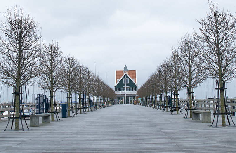 Holland 03 - 201520150327_03274082 als Smartobjekt-1 Kopie.jpg - Ein langer Steg der zu einem Restaurant führt. 